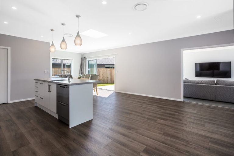 Photo of property in 65 Queen Charlotte Drive, Aotea, Porirua, 5024