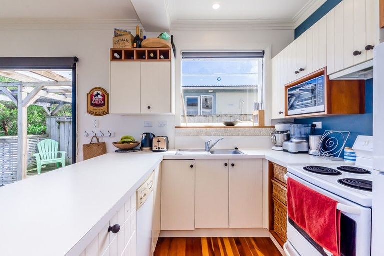 Photo of property in 131 Renown Road, Raumati South, Paraparaumu, 5032