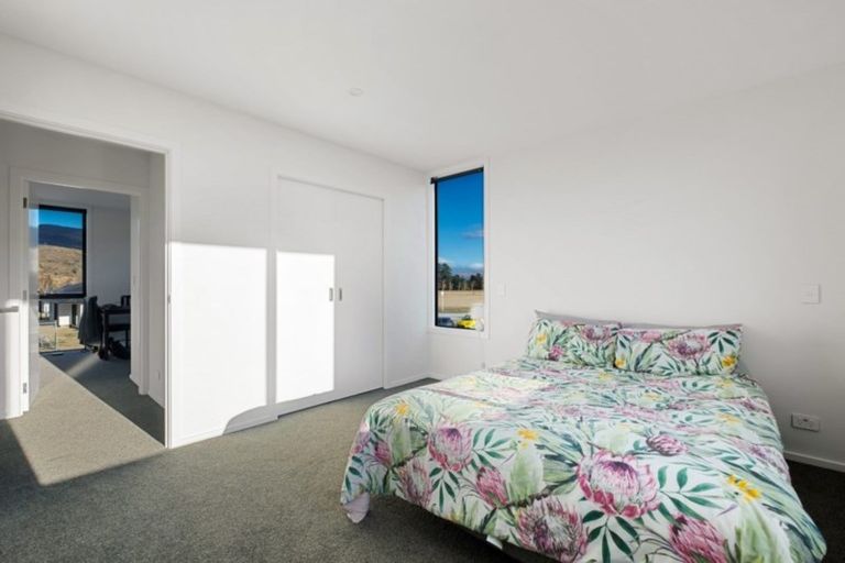 Photo of property in 33 Stratford Drive, Mount Pisa, Cromwell, 9383