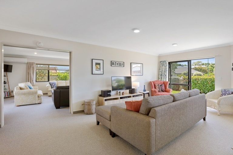 Photo of property in 10 Quadrant Heights, Paraparaumu, 5032