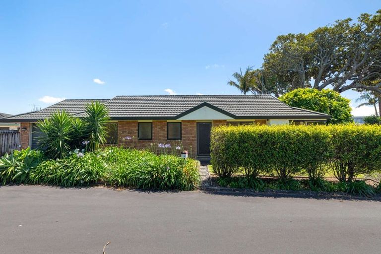 Photo of property in 10 Magnolia Drive, Waiuku, 2123