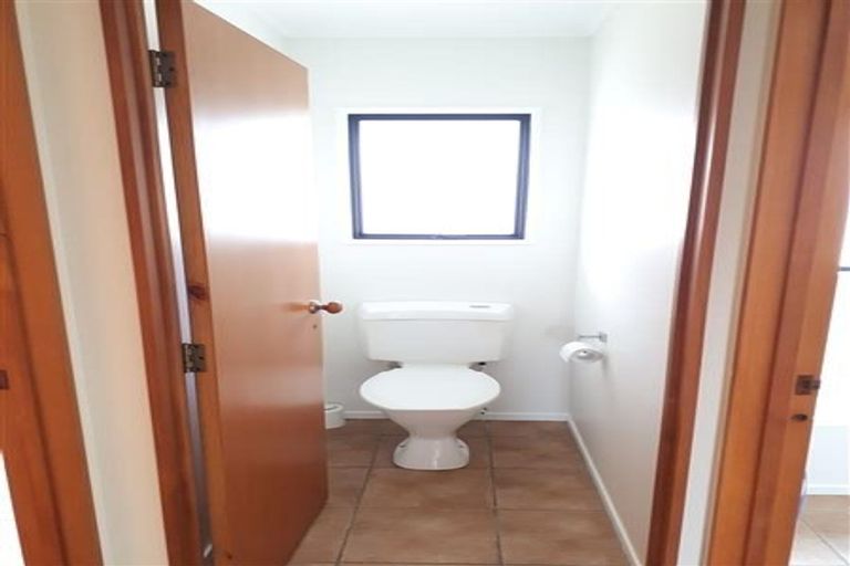 Photo of property in 1a Romulus Place, Totara Vale, Auckland, 0629