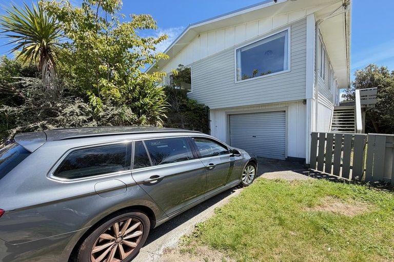 Photo of property in 6 Link Road, Newlands, Wellington, 6037