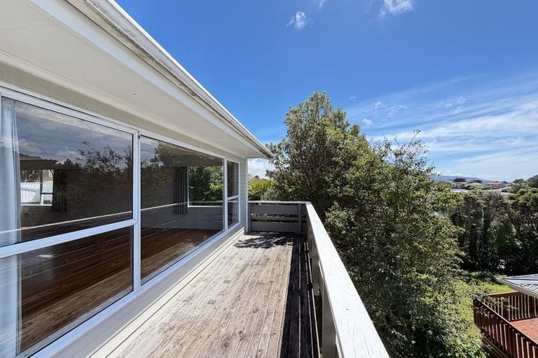Photo of property in 6 Link Road, Newlands, Wellington, 6037