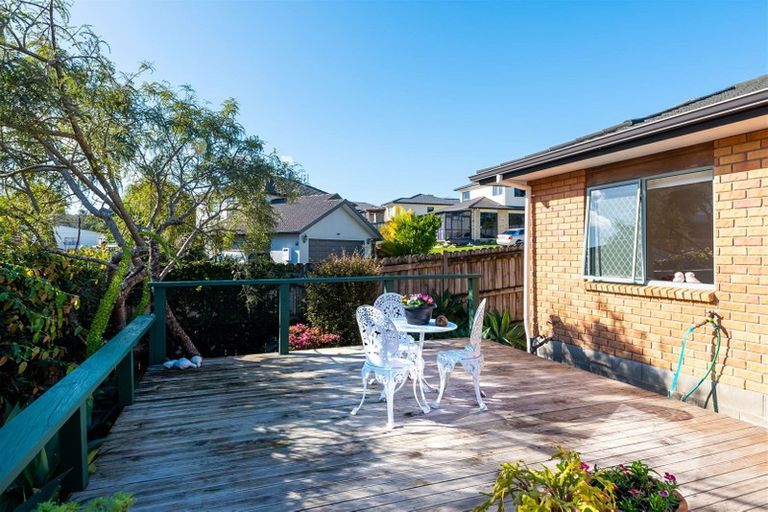 Photo of property in 8 Ryehill Close, New Lynn, Auckland, 0600