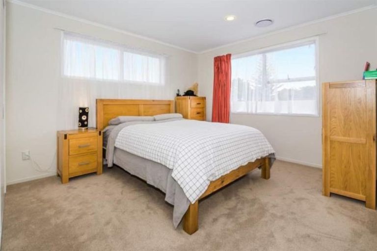 Photo of property in 34 Easton Park Parade, Glenfield, Auckland, 0629