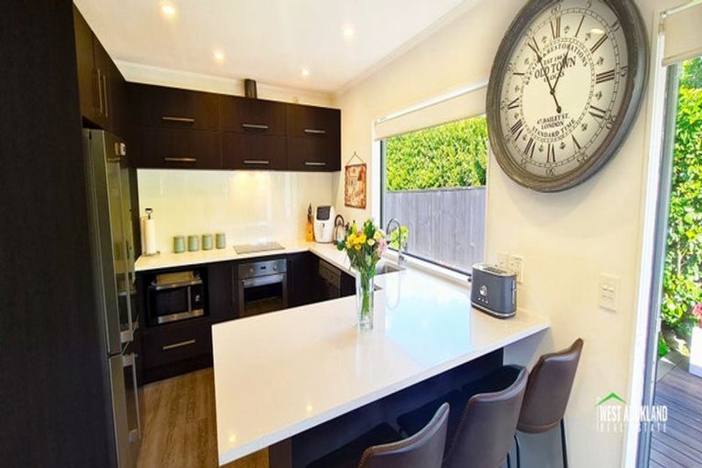 Photo of property in 19 Heversham Place, Glendene, Auckland, 0602