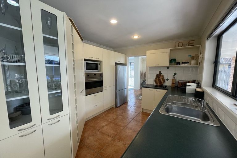 Photo of property in 102 Armoy Drive, East Tamaki, Auckland, 2016