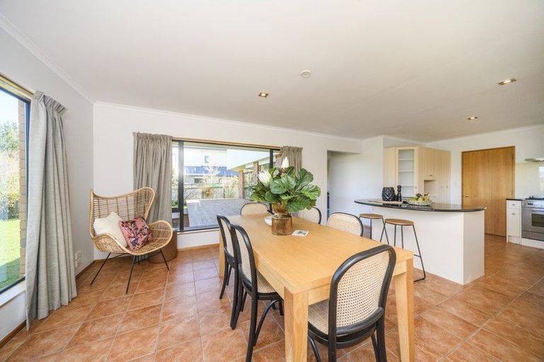 Photo of property in 122 Pacific Drive, Fitzherbert, Palmerston North, 4410