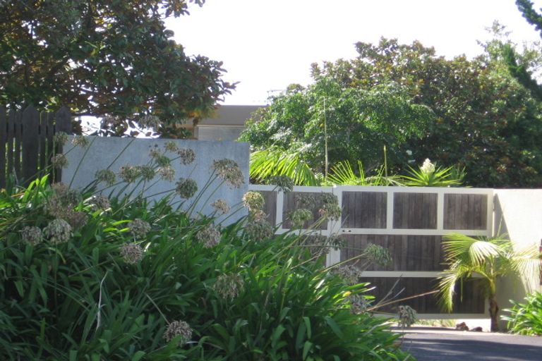 Photo of property in 35 Churchill Road, Murrays Bay, Auckland, 0630