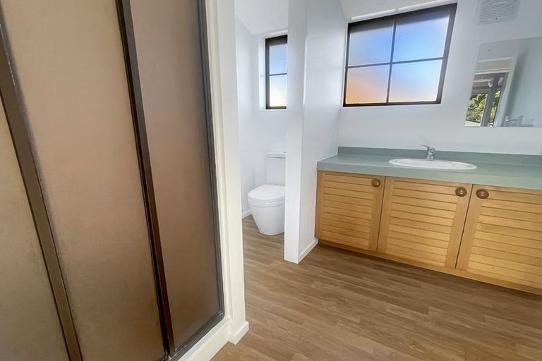 Photo of property in 2/136 Karori Road, Karori, Wellington, 6012