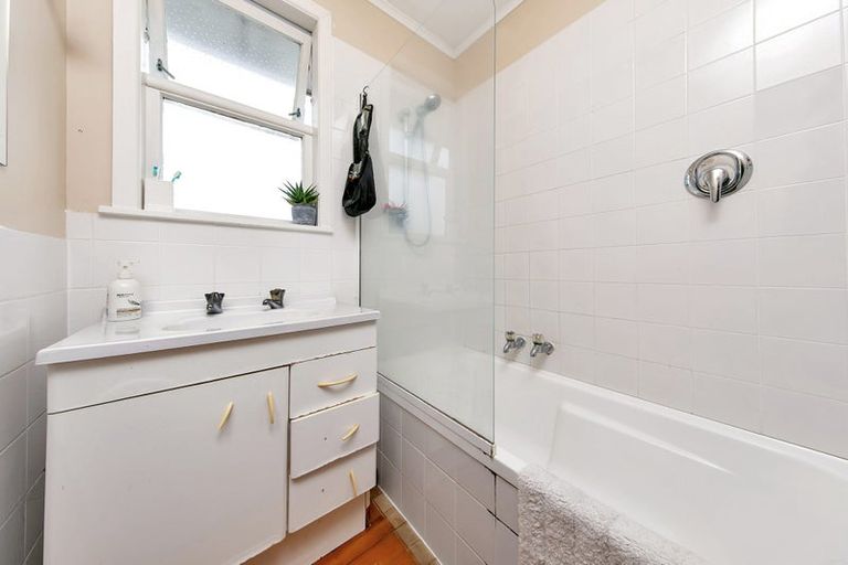 Photo of property in 27 Wharf Road, Te Atatu Peninsula, Auckland, 0610