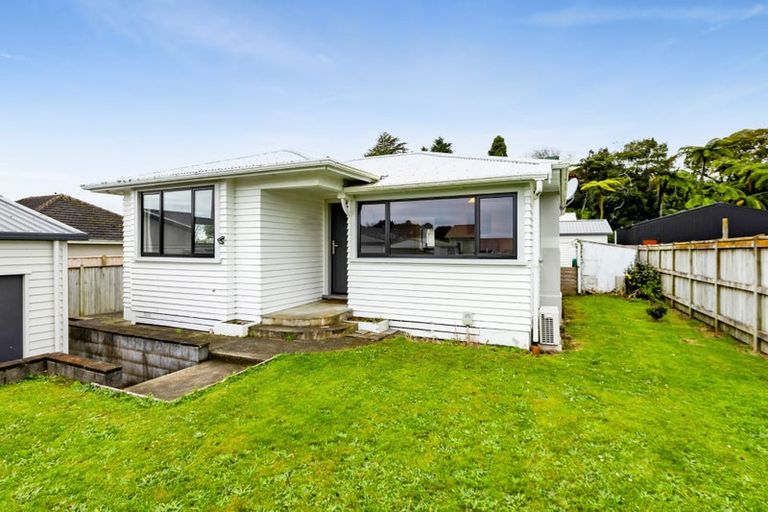 Photo of property in 3 Tupoki Street, Glen Avon, New Plymouth, 4312