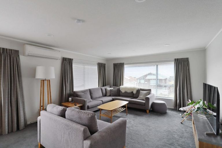 Photo of property in 6 Meadowcroft Grove, Johnsonville, Wellington, 6037