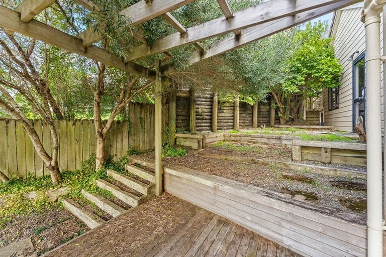 Photo of property in 2/12 Helicon Place, Totara Vale, Auckland, 0629