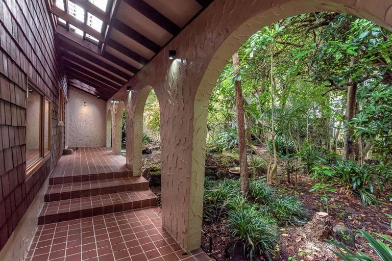 Photo of property in 1 Cobblestone Lane, Hillcrest, Auckland, 0627