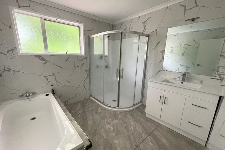 Photo of property in 2/663 Beach Road, Rothesay Bay, Auckland, 0630