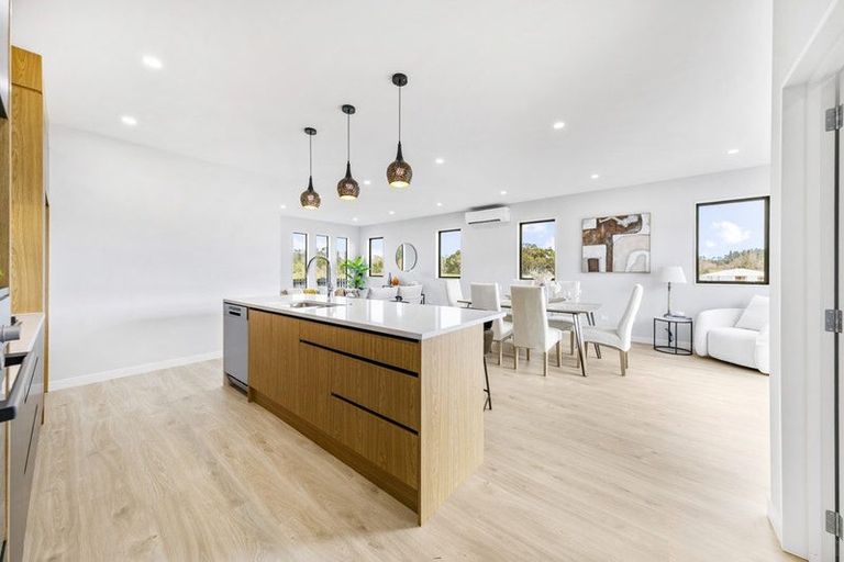 Photo of property in 63 Mcindoe Road, Kumeu, 0810