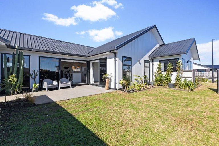 Photo of property in 13 Wheriko Avenue, Glenbrook, Waiuku, 2681