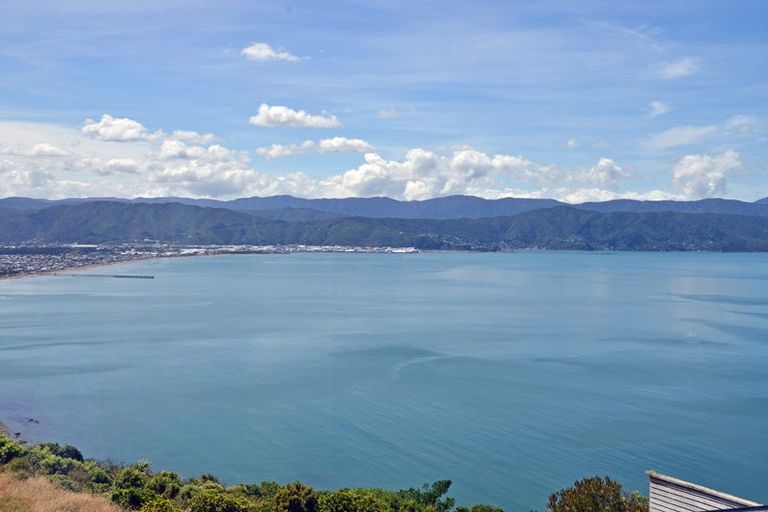 Photo of property in 19 Bendigo Grove, Newlands, Wellington, 6037