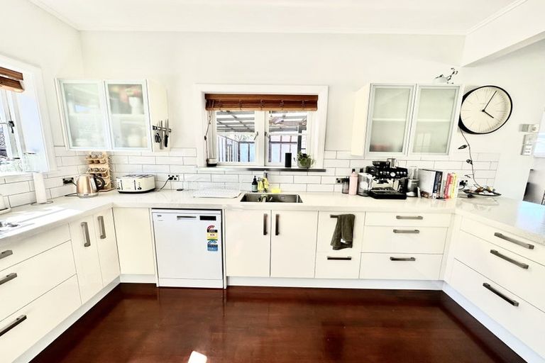 Photo of property in 10 Wayside, Miramar, Wellington, 6022