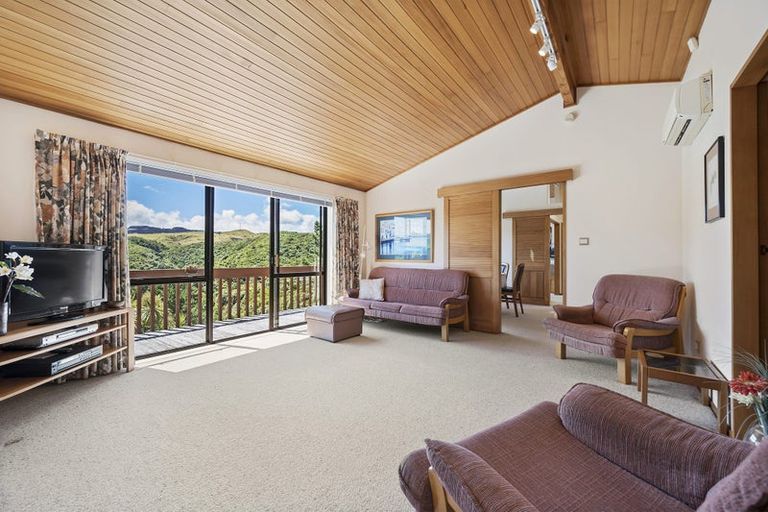 Photo of property in 16 Bushland Grove, Paparangi, Wellington, 6037