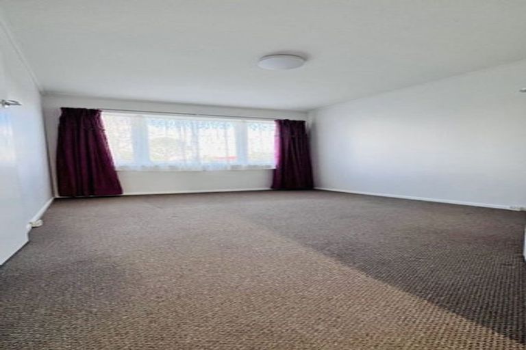 Photo of property in 50 Buscomb Avenue, Henderson, Auckland, 0610