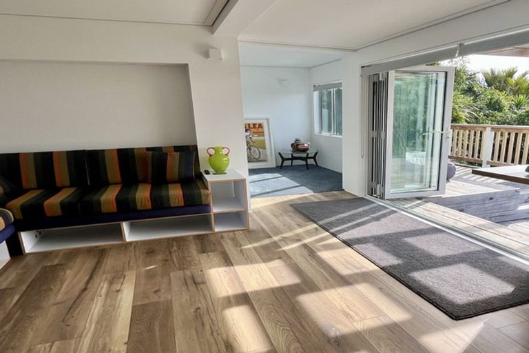 Photo of property in 15 Piha Road, Piha, New Lynn, 0772