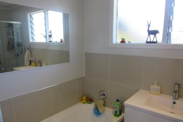 Photo of property in 1/28 Merton Avenue, Glenfield, Auckland, 0627