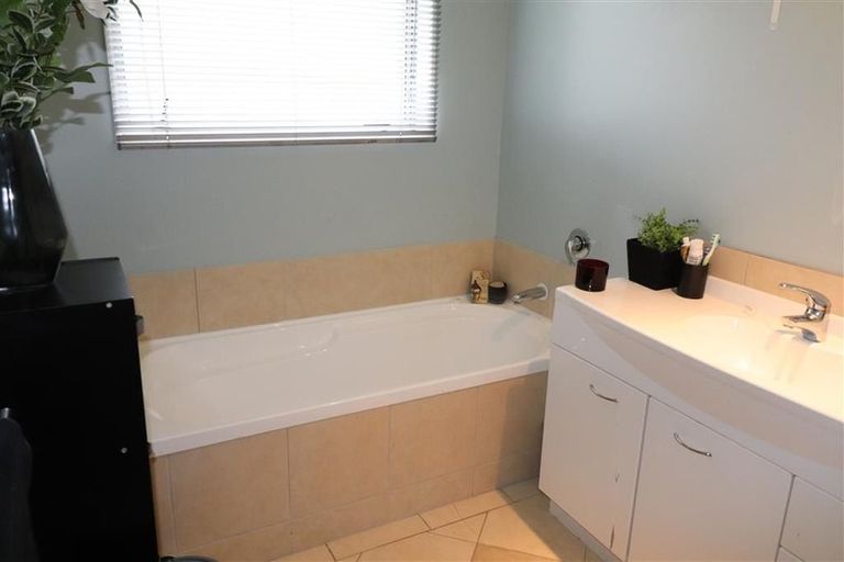 Photo of property in 5 Swain Grove, Riverstone Terraces, Upper Hutt, 5018