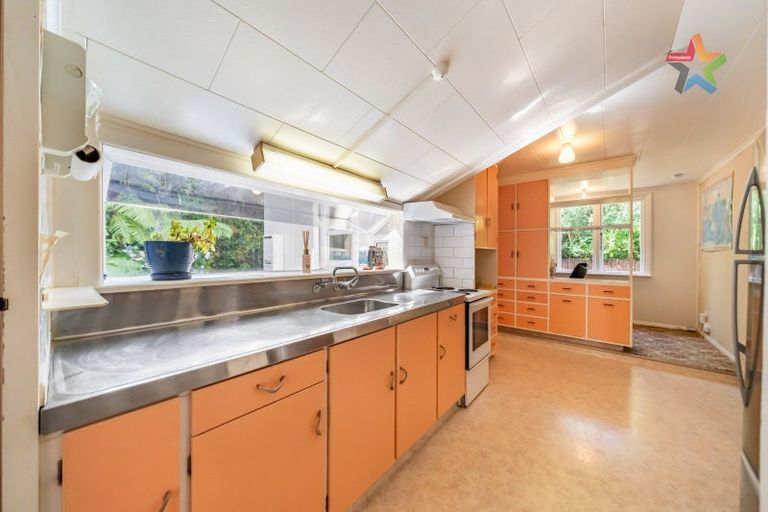 Photo of property in 32 Waitohu Road, York Bay, Lower Hutt, 5013