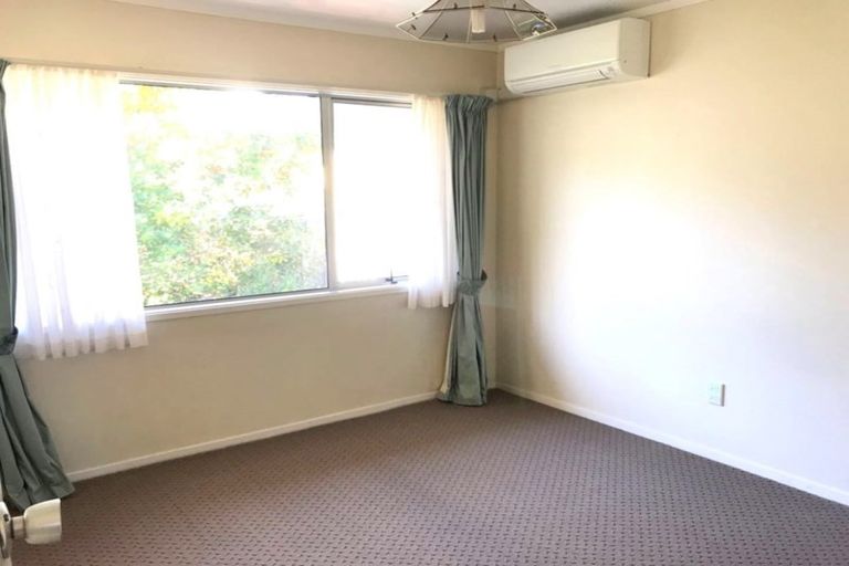 Photo of property in 1 Calman Place, Chatswood, Auckland, 0626