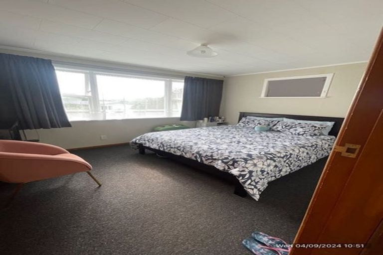 Photo of property in 11 Innes Way, Newlands, Wellington, 6037