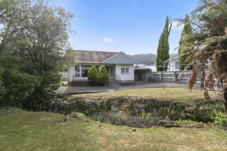 Photo of property in 17 Korau Grove, Stokes Valley, Lower Hutt, 5019