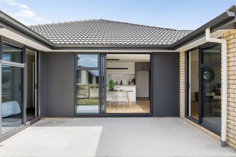 Photo of property in 54 Waruhia Crescent, Rototuna North, 3281