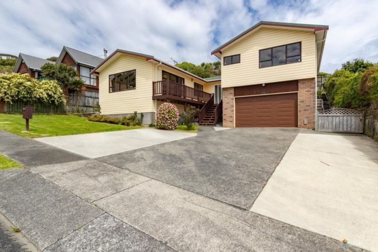 Photo of property in 16 Kinnel Grove, Papakowhai, Porirua, 5024