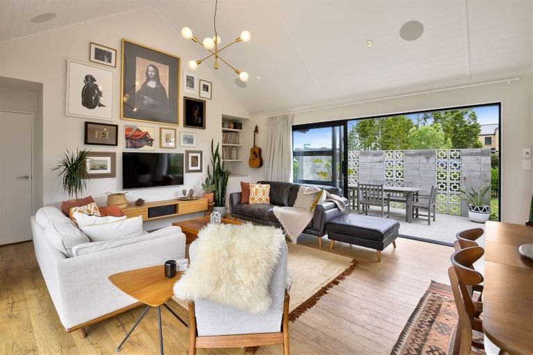 Photo of property in 2 Len Ireland Drive, Kumeu, 0810