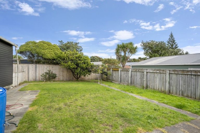 Photo of property in 32 Eruini Street, Waikanae Beach, Waikanae, 5036