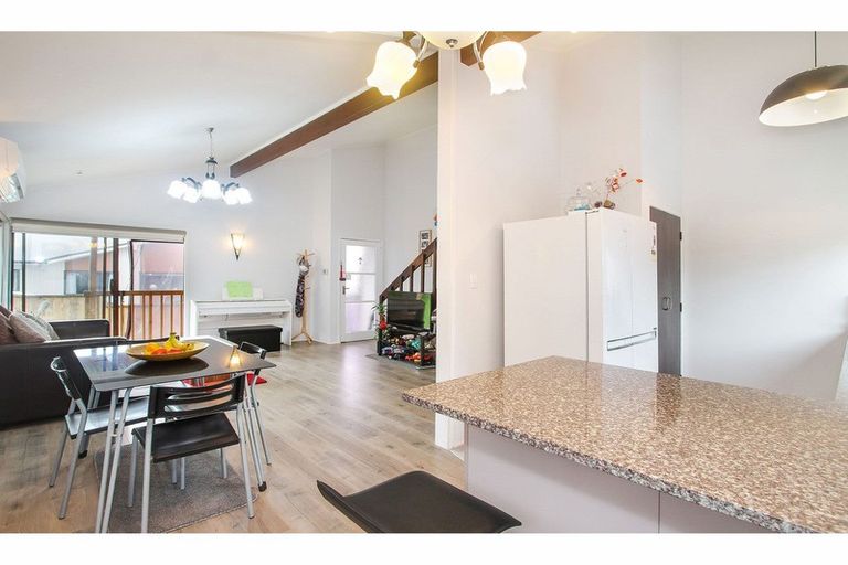 Photo of property in 2/6 Sovereign Place, Glenfield, Auckland, 0629