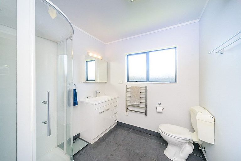 Photo of property in 17 Woburn Place, Takaro, Palmerston North, 4412