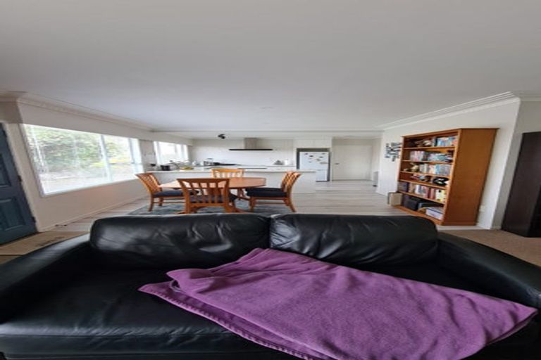 Photo of property in 2/4202a Great North Road, Glendene, Auckland, 0602