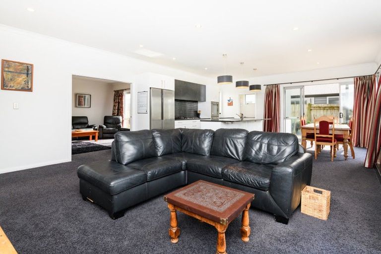 Photo of property in 4 Saint Heliers Grove, Fitzherbert, Palmerston North, 4410