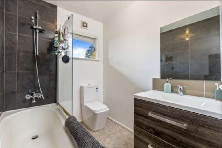 Photo of property in 49 Tawa Road, Kumeu, 0891