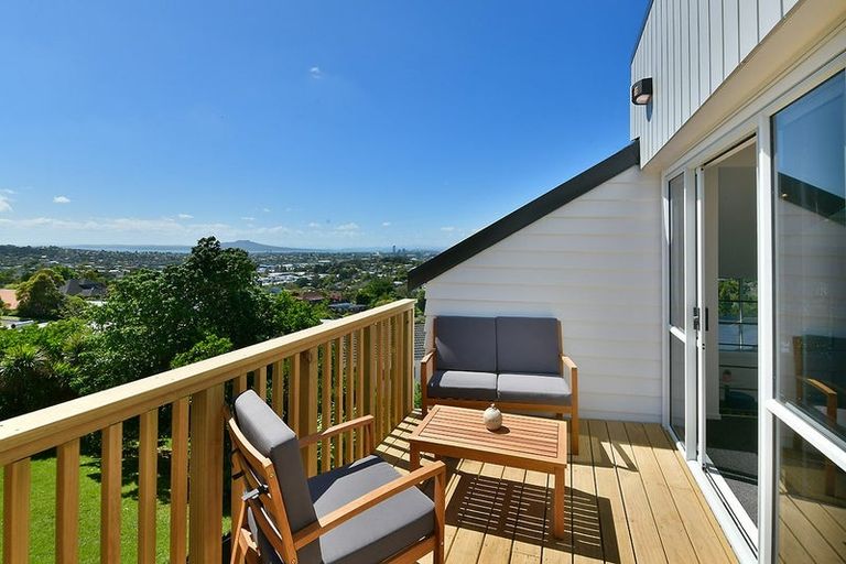 Photo of property in 2/9 Sunset Road, Totara Vale, Auckland, 0632