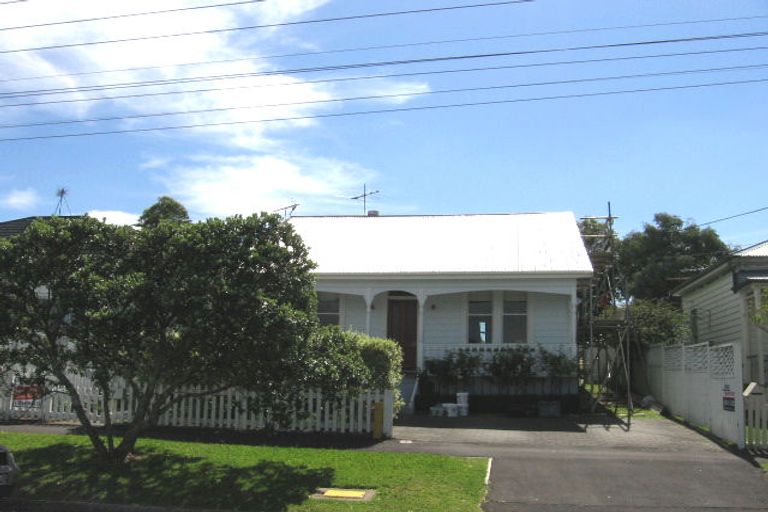 Photo of property in 21 William Bond Street, Stanley Point, Auckland, 0624
