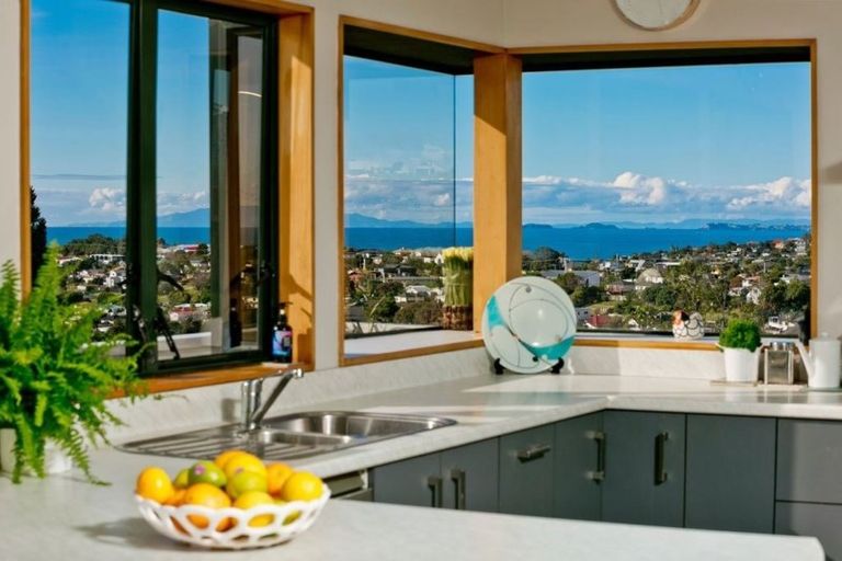 Photo of property in 2/112 Arran Road, Browns Bay, Auckland, 0630