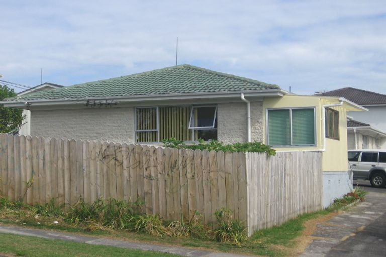 Photo of property in 2/92 Lynwood Road, New Lynn, Auckland, 0600