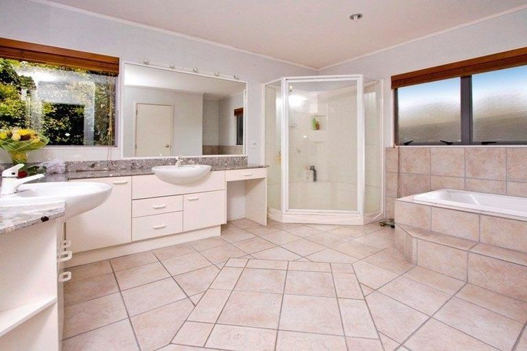 Photo of property in 2/19 Martin Crescent, Northcote, Auckland, 0627