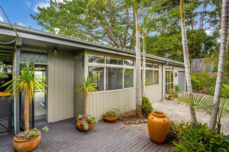 Photo of property in 1094 Scenic Drive North, Swanson, Auckland, 0816