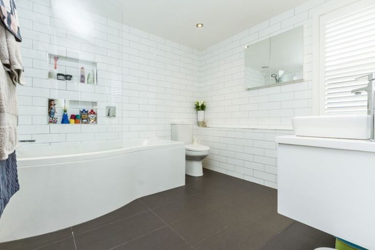 Photo of property in 2/65 Park Rise, Campbells Bay, Auckland, 0630